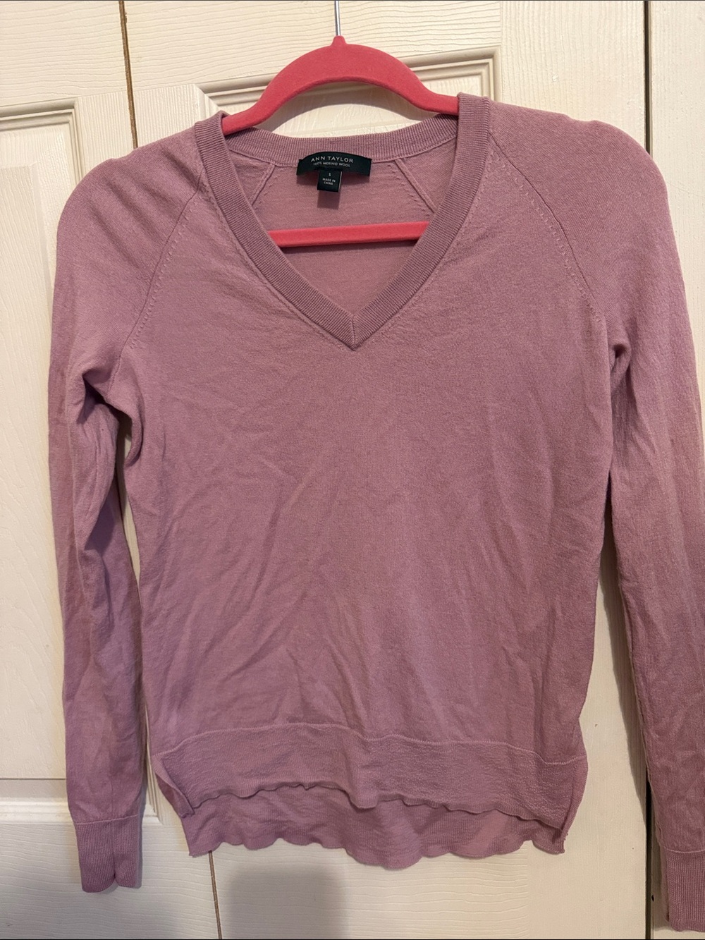Ann Taylor Dusty Rose V-Neck Lightweight 100% Merino Wool Sweater